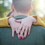 Miért van szükséged egy napra szakítási rituálékra: hogyan tartanak kapcsolatot a kis búcsúzások a távolságon túl is miert-van-szukseged-egy-napra-szakitasi-ritualekra-hogyan-tartanak-kapcsolatot.jpg